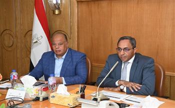 محافظ قنا يبحث تنظيم تراخيص المحال التجارية ويوجّه بسرعة الحصر وإنشاء قاعدة بيانات موحدة