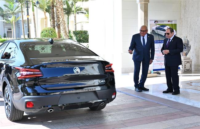 الرئيس السيسي يتفقد سيارات طراز سيتروين C4X المصنعة محليًا بنسبة مكون 45%