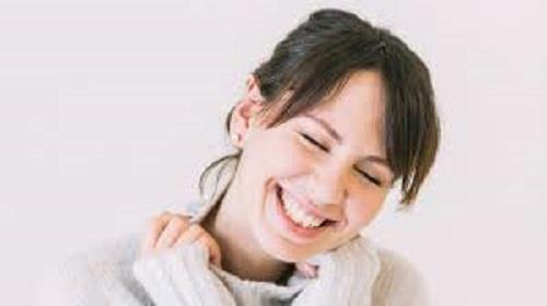 6 سمات تميز الفتيات اللاتي لا تمتلكن ابتسامة عريضة عند التصوير 