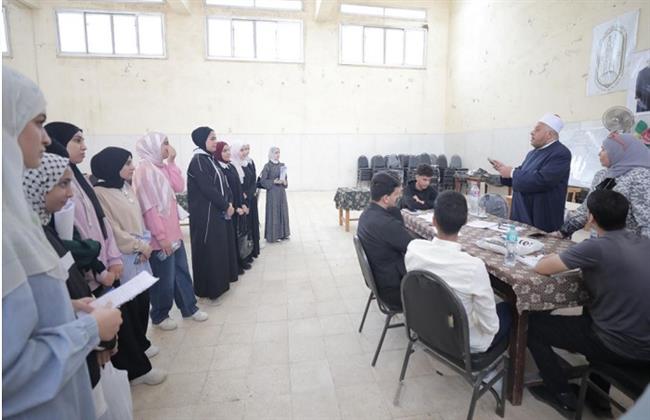 رئيس قطاع المعاهد الأزهرية يتفقّد لجنة امتحانات طلاب فلسطين ويحثّهم على الاجتهاد 