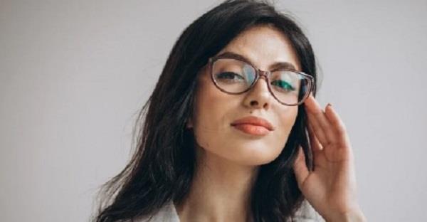 5 أسرار لمكياج مثالي يبرز جمال عينيك في ظل ارتدائك للنظارات الطبية