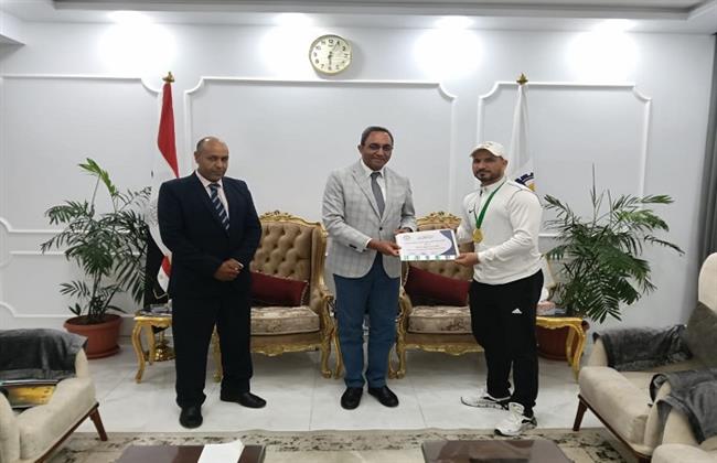 محافظ قنا يكرم بطل العالم في الووشو كونغ فو تقديرًا لإنجازاته الدولية