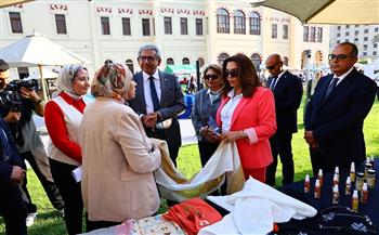 وزيرة التنمية المحلية تتفقد معرضي "أيادي مصر" وخريجات "AUC SHE Can" بالجامعة الأمريكية بالتحرير