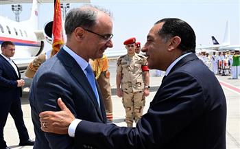 رئيس الوزراء يستقبل نظيره الصربي في مطار القاهرة الدولي