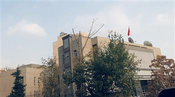 السفارة الصينية في إيران تحث رعاياها على مغادرة البلاد في أسرع وقت ممكن عبر المعابر الحدودية البرية
