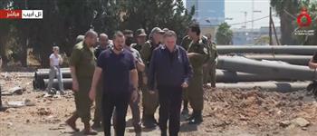 وزير الدفاع الإسرائيلي يتفقّد أحد المواقع التي تعرضت لضربات إيرانية صاروخية في تل أبيب