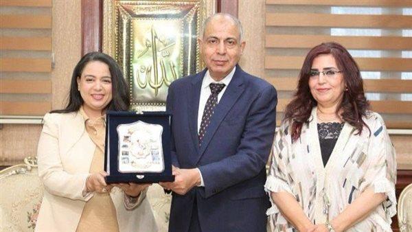 محافظ المنيا يكرم مديرة مستشفى الرمد تقديرا لجهودها في تطوير الخدمات الصحية بالمستشفى