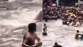 ثعبان يستمتع بوقته ويسبح في مياه شلال شهير.. أرعب الزوار (فيديو)