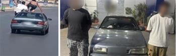 ضبط المتهم بالاستعراض بسيارته والسماح بجلوس شخص فوقها خلال سيره في القاهرة