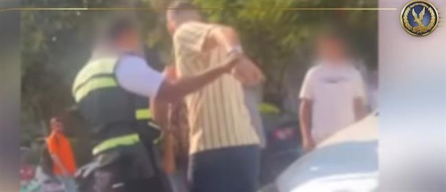 ضبط المتهم بالتعدى علي رجل مرور  أثناء تأدية عمله في الجيزة 