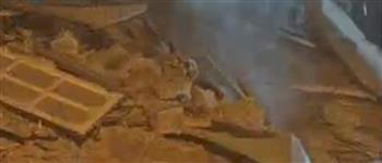 الاجهزه الامنيه تخلي المنازل المجاورة لعقار السيدة زينب المنهار