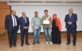 محافظ بورسعيد يكرم أوائل الشهادة الإعدادية بمحافظة بورسعيد 