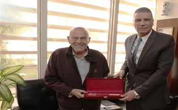محافظ أسوان يهدي مفتاح المدينة لجراح القلب العالمى الدكتور مجدى يعقوب