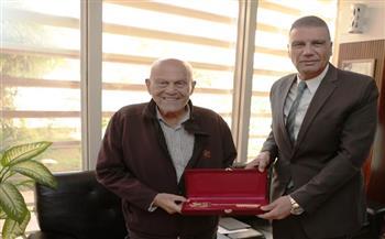 محافظ أسوان يهدي مفتاح المدينة لجراح القلب العالمى الدكتور مجدى يعقوب