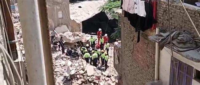 بعد مصرع 4 أشخاص.. استكمال عمليات البحث عن ضحايا أسفل عقار السيدة زينب المنهار