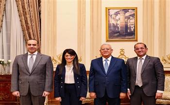 رئيس مجلس النواب يستقبل وزراء الشئون النيابية والتخطيط والمالية عقب جلسة المناقشات