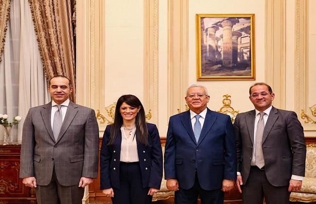 رئيس مجلس النواب يستقبل وزراء الشئون النيابية والتخطيط والمالية عقب جلسة المناقشات