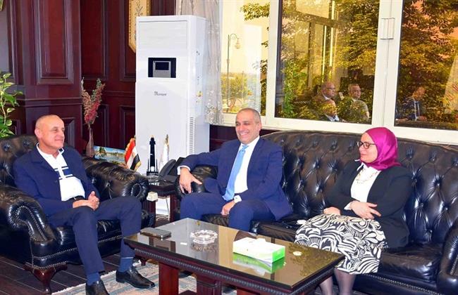 محافظ الأقصر يبحث مع وفد من البنك الزراعي دعم القطاع بالمحافظة