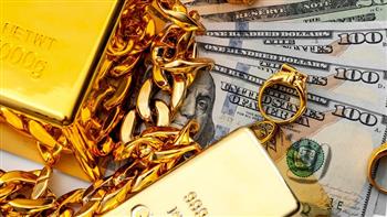 الذهب يتراجع مع صعود الدولار بعد نبرة بنك الفيدرالي الأمريكي المتشددة