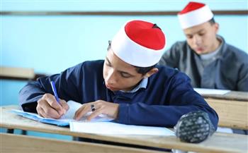 طلاب القسم الآدبي بالثانوية الأزهرية بشمال سيناء يؤدون امتحان مادة النحو