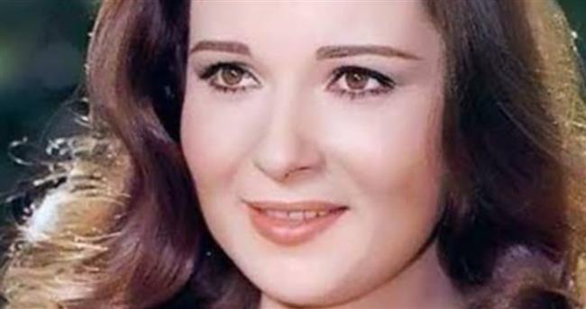 الفنانة نورا تحتفل بعيد ميلادها