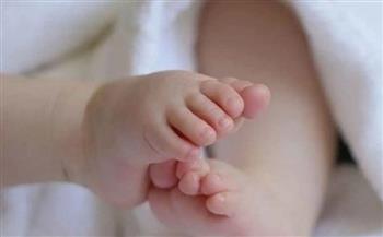 جدل في العراق.. أب وأم يعرضان رضيعتهما للبيع 