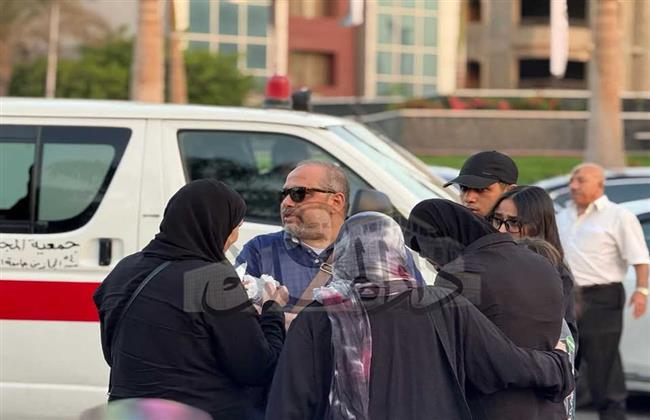 وصول جثمان والدة المخرجة سارة وفيق لمسجد الحمد بالتجمع الخامس