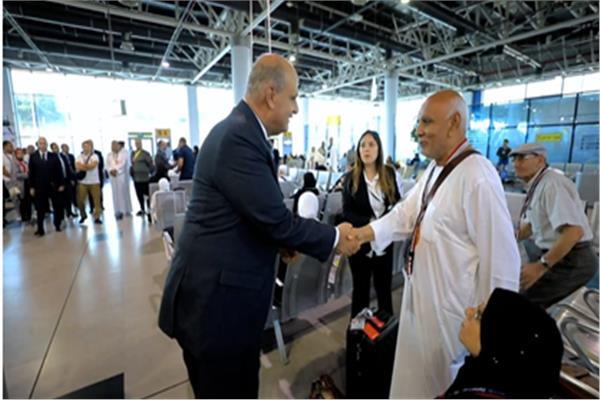 أسر الشهداء يتوجهون إلى الأراضي المقدسة لأداء فريضة الحج
