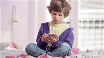 كيف تتحدثين مع طفلك عن تكوين الصداقات عبر الإنترنت؟.. 11 نصيحة مجربة