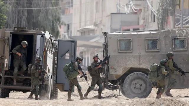 الاحتلال يحتجز رئيس هيئة مقاومة الجدار وعددا من المتضامنين والصحفيين الأجانب في قرية التوانة بالضفة الغربية