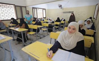 طلاب القسم الأدبي يؤدون امتحانات الشهادة الثانوية الأزهرية بمادتي اللغة الفرنسية والإنشاء