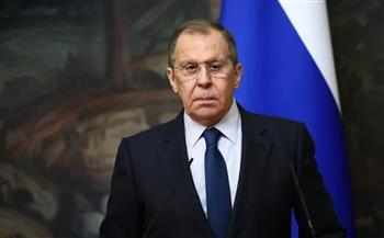 وزير الخارجية الروسي يبحث هاتفيا مع نظيره المجري القضايا الإقليمية والدولية ومجالات التعاون الثنائي