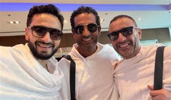 بملابس الإحرام.. أحمد السقا في أحدث ظهور برفقة حمادة هلال وعمرو سعد 