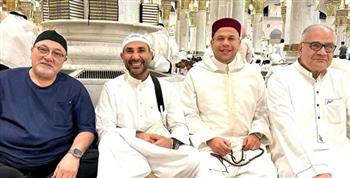 بعد إزالة التاتو.. أحمد سعد يتوسط سعد الدين الهلالي وخالد الجندي بالمسجد النبوي