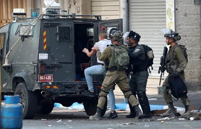 الاحتلال الاسرائيلي يعتقل 30 فلسطينيًا من محافظة الخليل