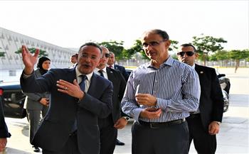 رئيس وزراء صربيا يزور المتحف المصري الكبير والقومي للحضارة ومنطقة الأهرامات