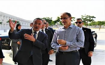 رئيس وزراء صربيا يزور المتحف المصري الكبير والقومي للحضارة ومنطقة الأهرامات