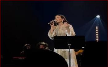 كارمن سليمان تشعل موازين بالقفطان وتحتفل بعيد ميلاد زوجها على المسرح