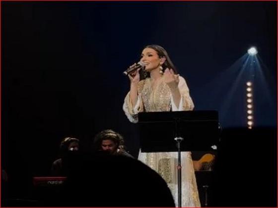 كارمن سليمان تشعل موازين بالقفطان وتحتفل بعيد ميلاد زوجها على المسرح