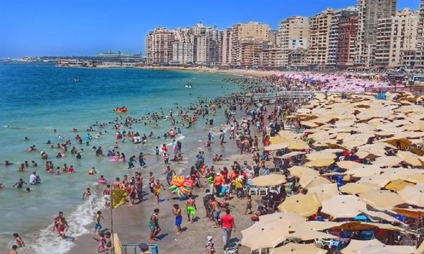 مصايف الإسكندرية: إقبال كبير على الشواطئ.. ونسب إشغال لافتة