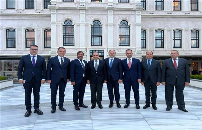 وزير الخارجية والهجرة يلتقي مجموعة من رجال الأعمال الأتراك خلال زيارته لإسطنبول