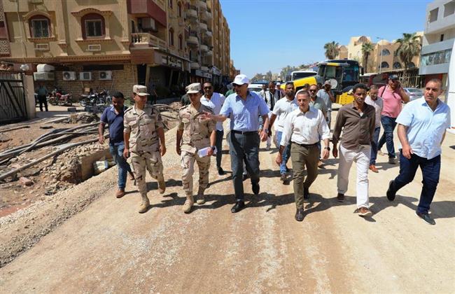 محافظ أسوان يتابع مشروع تطوير طريق السادات.. ويوجه بتكثيف حملات التفتيش على الأسواق