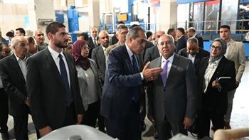 نائب رئيس الوزراء وزير الصناعة والنقل يتفقد الخطوط الإنتاجية الجديدة لمصنع "مكارم تكس"