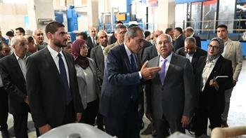 نائب رئيس الوزراء وزير الصناعة والنقل يتفقد الخطوط الإنتاجية الجديدة لمصنع "مكارم تكس"