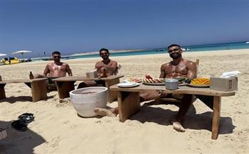 صلاح يظهر بجانب عبد الله السعيد وحجازي أثناء الاستمتاع بالإجازة.. صور