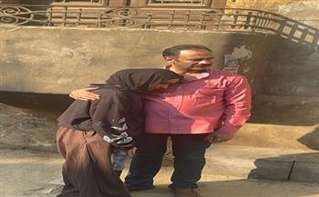 الثانوية العامة 2025| في مشهد يفيض بالمشاعر.. أب يدعم ابنته قبل دخلوها لجنة امتحان اللغة العربية