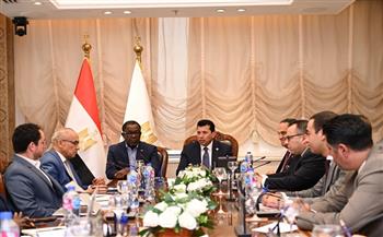 وزير الرياضة يلتقي الأمين العام للكاف لـ انهاء المقر بالعاصمة الادارية 
