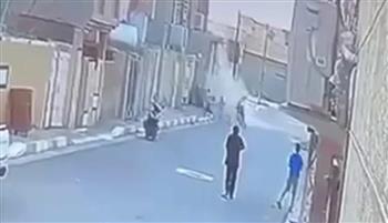 فيديو.. سقوط جسم غامض من السماء في العراق يتسبب في إصابة أطفال بجروح