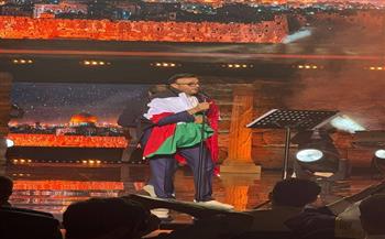 صابر الرباعي يتوشح بالعلمين التونسي والفلسطيني خلال تكريمه بالمهرجان العربي للإذاعة والتلفزيون