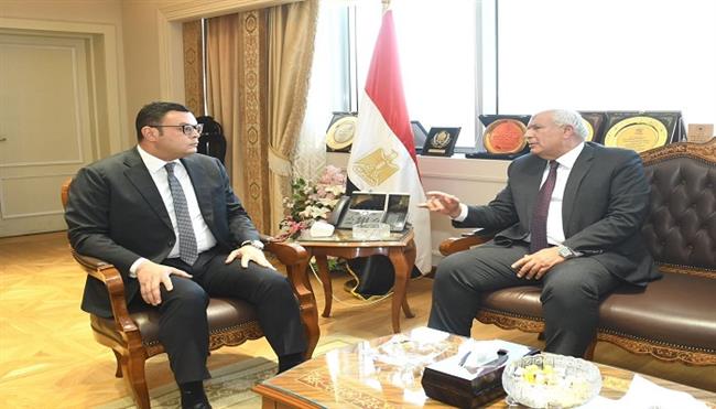 وزير الإسكان يبحث مع محافظ الوادي الجديد تسريع تشغيل مشروعات المياه والصرف الصحي